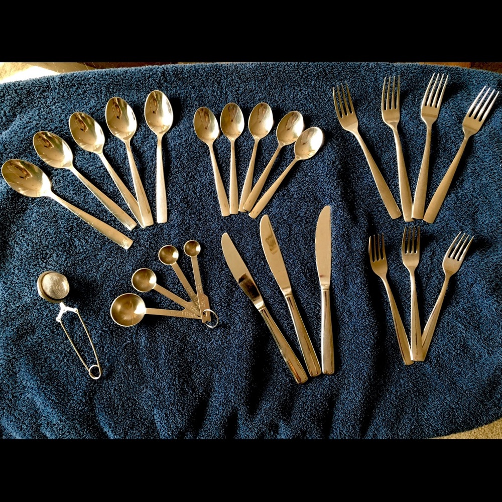 Oneida Stainless steel flatware set